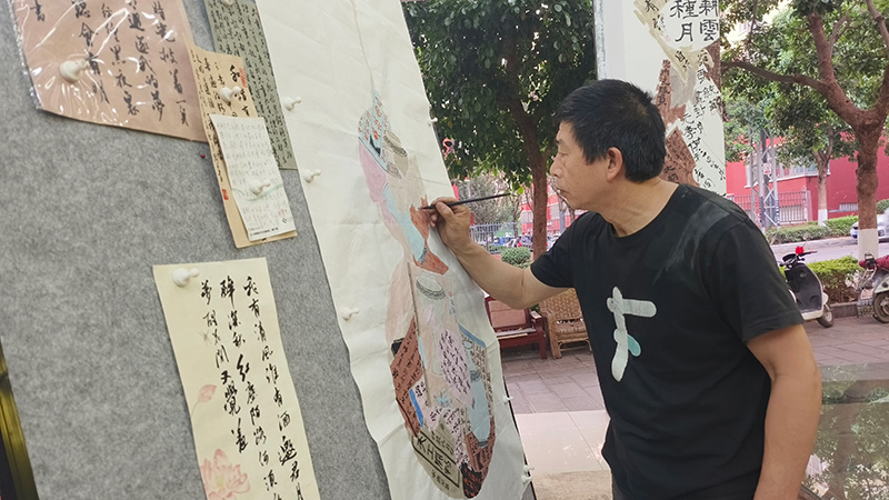 李保佳进行书画创作。李静双摄