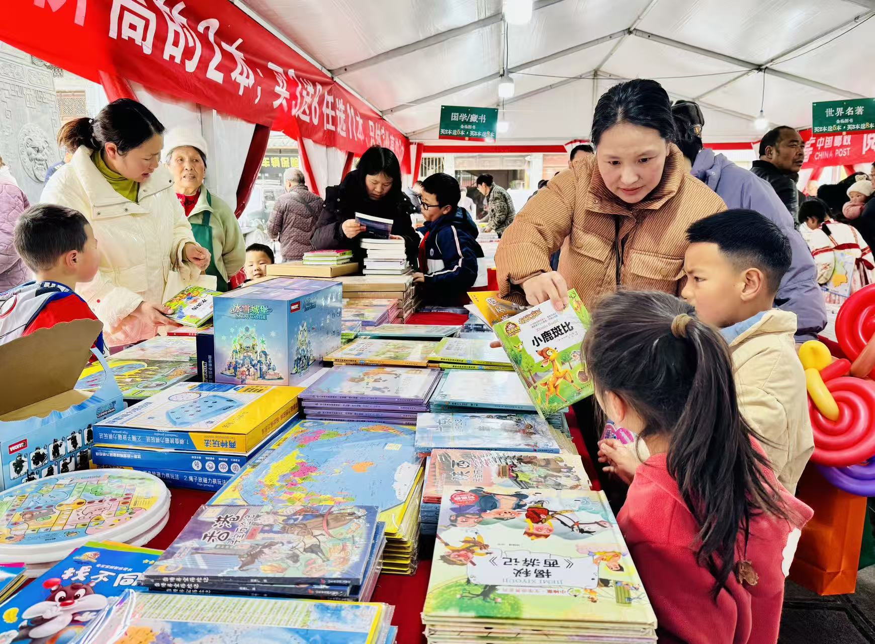 群众参与全民阅读购书活动热情高涨 昭阳区融媒体中心摄