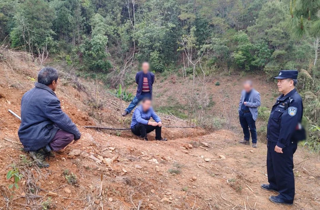 民警到田间地头做调解。