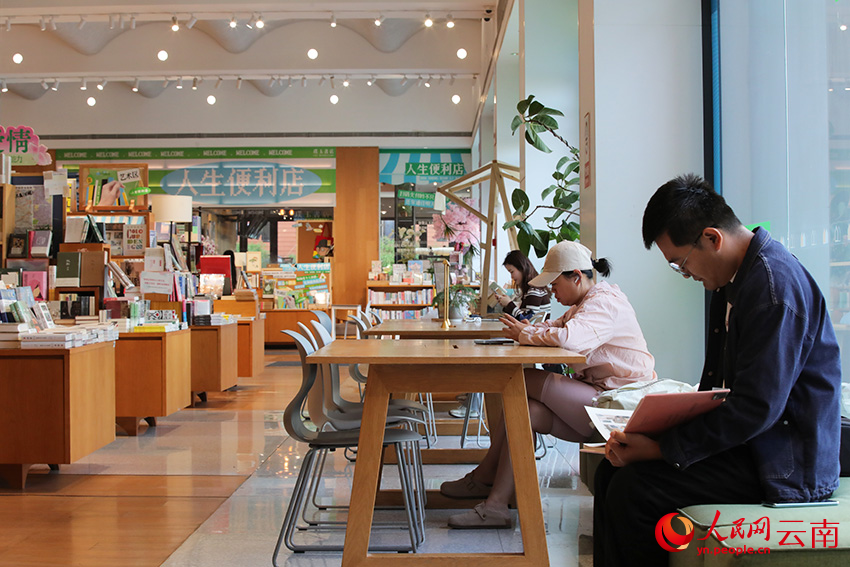 璞玉书店内，读者捧书阅读。滇勇摄