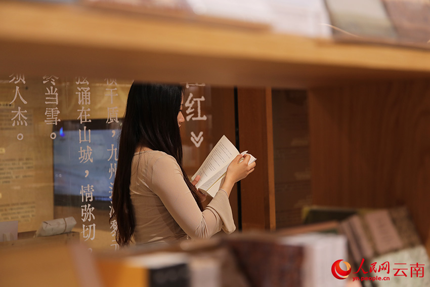 璞玉书店内，读者捧书阅读。滇勇摄