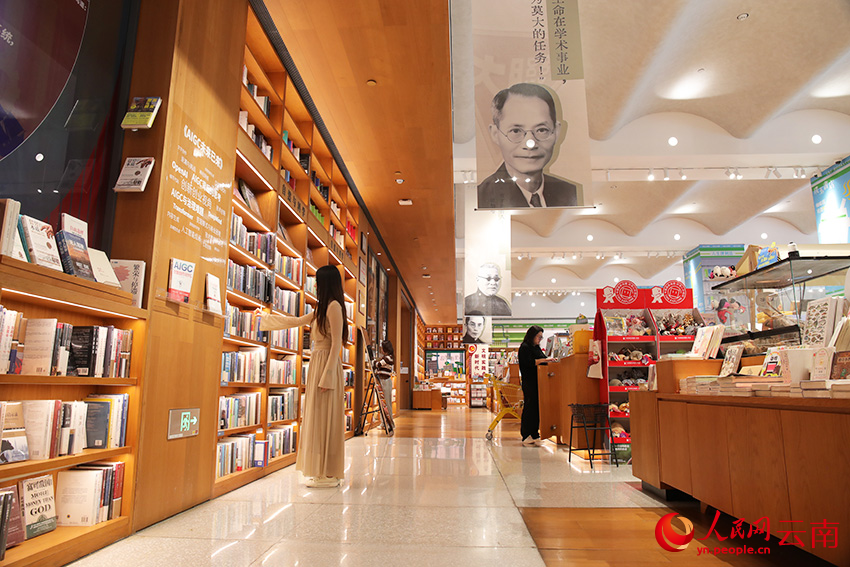 书店内，读者正在选书。滇勇摄