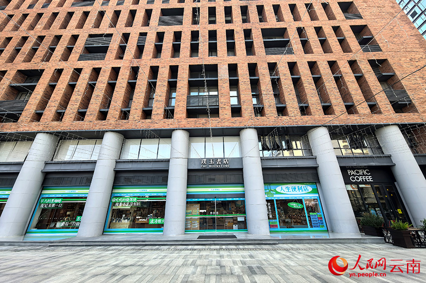 由电视机厂旧址“蝶变”而来的阅读新地标——璞玉书店。滇勇摄