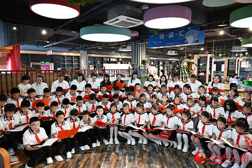 文山州新华书店与当地学校开展读书分享活动，迎接世界读书日。熊平祥摄