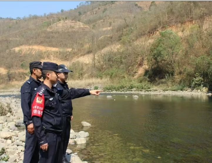 民警开展河湖巡查。