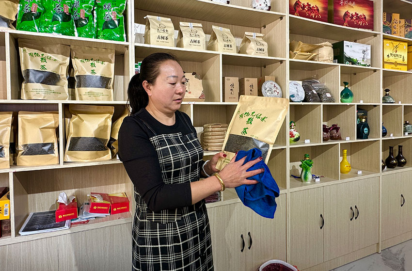 当地一家零售店内，店员仔细打理商品。罗杉摄