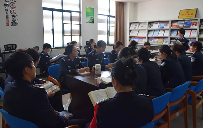 :云南戒毒系统女警们开展阅读活动情景。