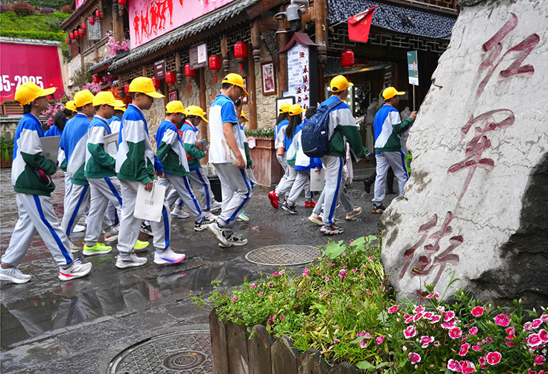 4月24日，研学团队走过红军街