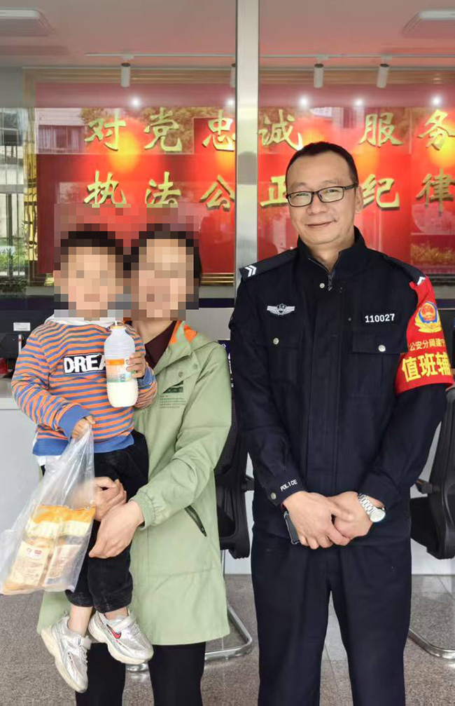 最终民警帮助男孩找到家人。曲靖公安供图