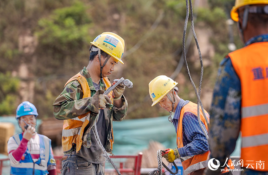 图为昆明长水国际机场改扩建工程中劳动的工人。 人民网记者 虎遵会摄