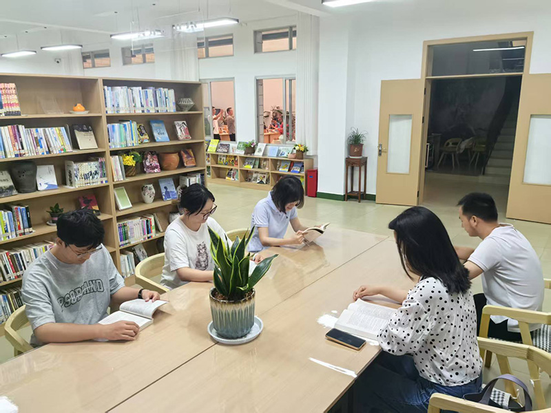 4月23日勐腊县烟草专卖局青年职工在县图书馆沉浸式阅读
