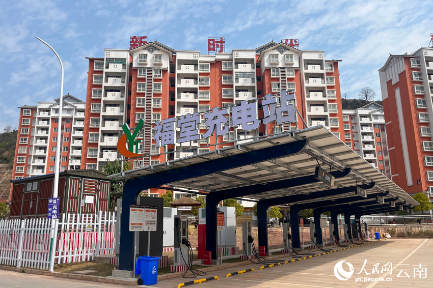 在云龙福堂社区，光伏发电为新能源充电站供电。人民网 尹馨摄