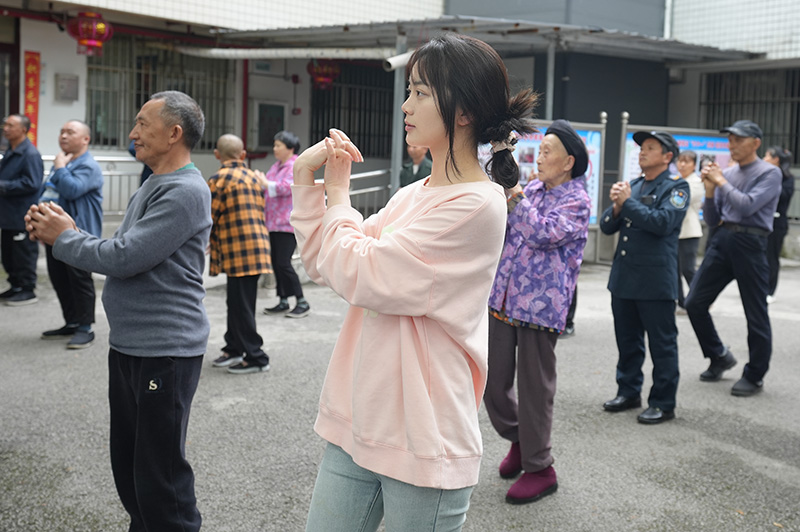 郑汝琴带领老人锻炼身体。