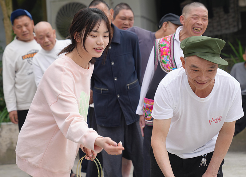 郑汝琴带老人玩游戏。