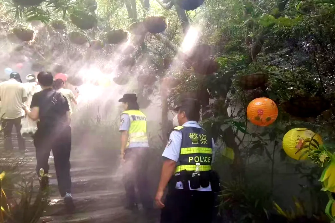 民警在旅游景区巡查巡防。