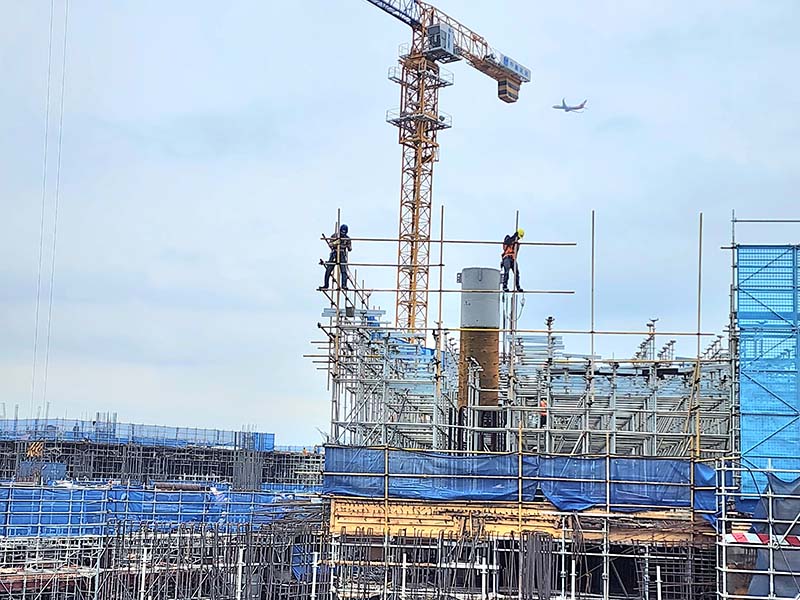 1.昆明长水国际机场T2航站楼项目建筑工人在安装脚手架