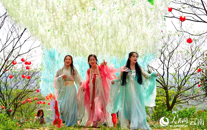 游客扮成“花仙子”在景区打卡。田静摄