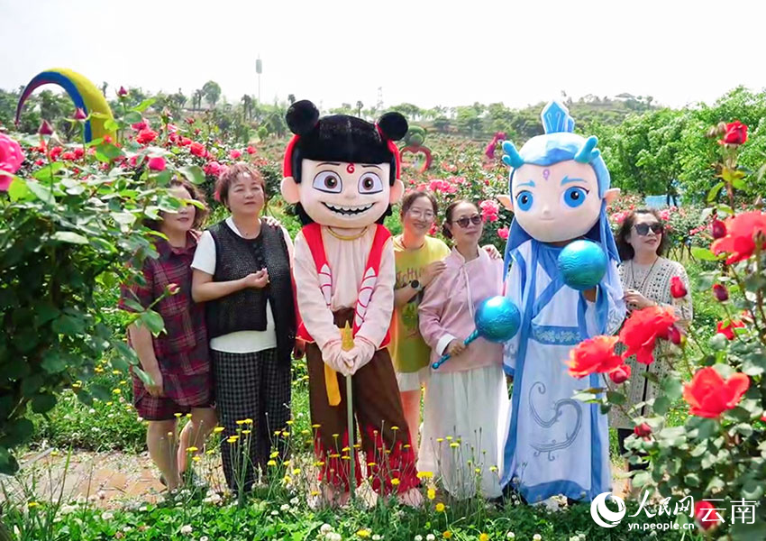 游客在景区里拍照打卡留念。苏航摄