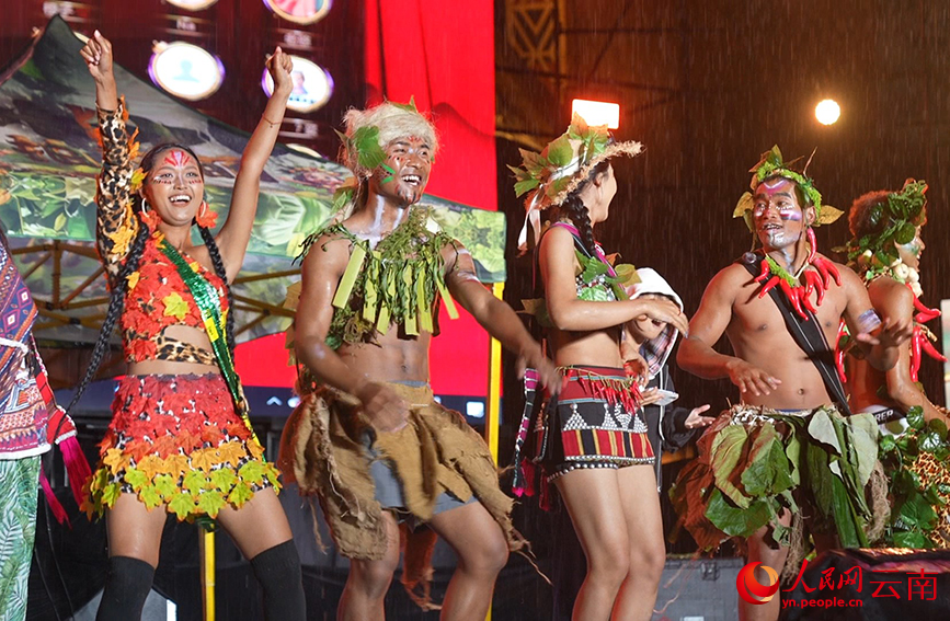 “拍了萌”篝火狂欢 。西盟县融媒体中心供图  