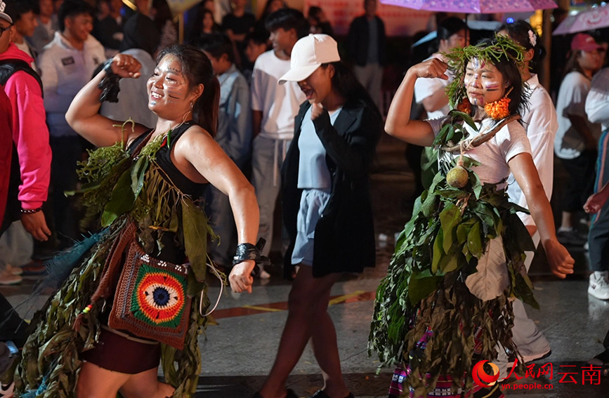 “拍了萌”篝火狂欢。西盟县融媒体中心供图 