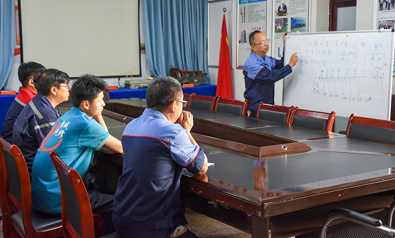 吴国强带领员工学习电动汽车修理相关知识-邱美华摄-(1)