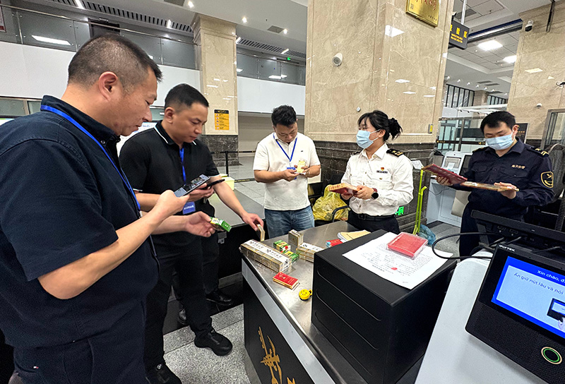烟草专卖监管人员与海关工作人员进行真假烟鉴别交流。沙鑫摄