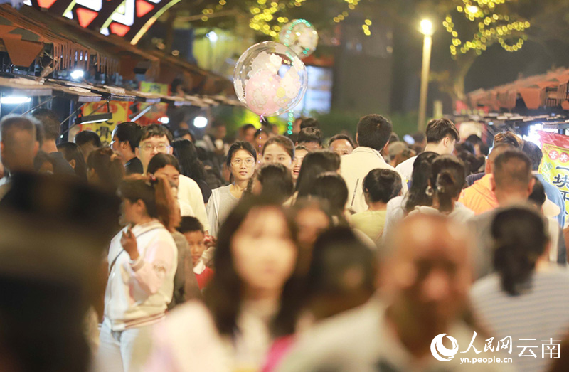 西盟县夜市游人如织。人民网记者-虎遵会摄