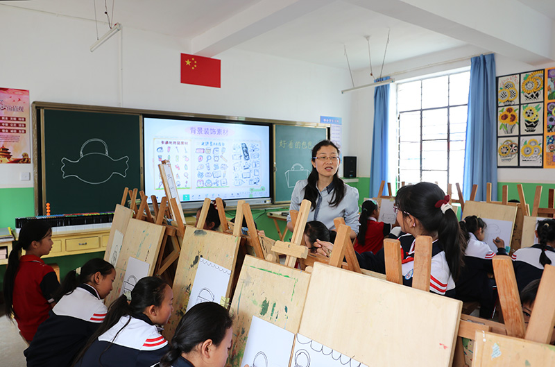 武邑完小教师给学生们上美术课。杨宋摄