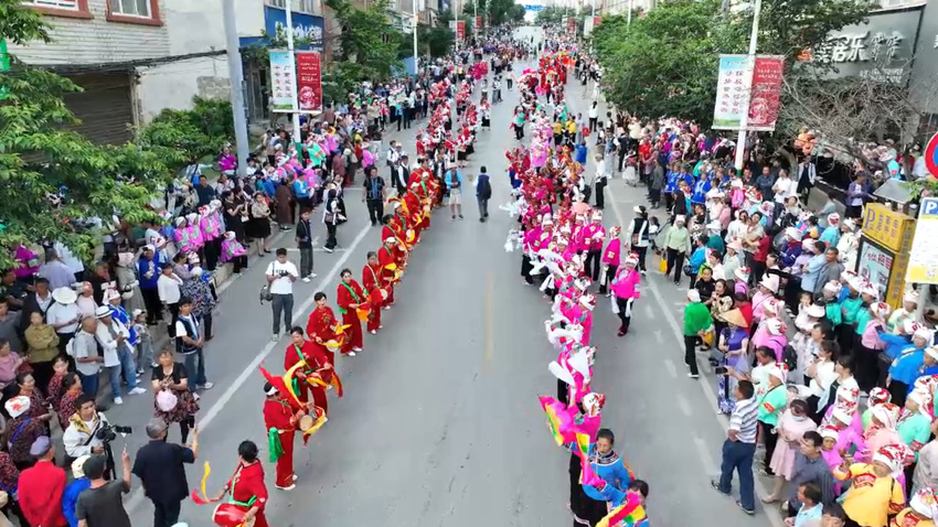 广南县第373年“皇姑节”，群众鼓乐喧天“接皇姑”。陆永刚摄
