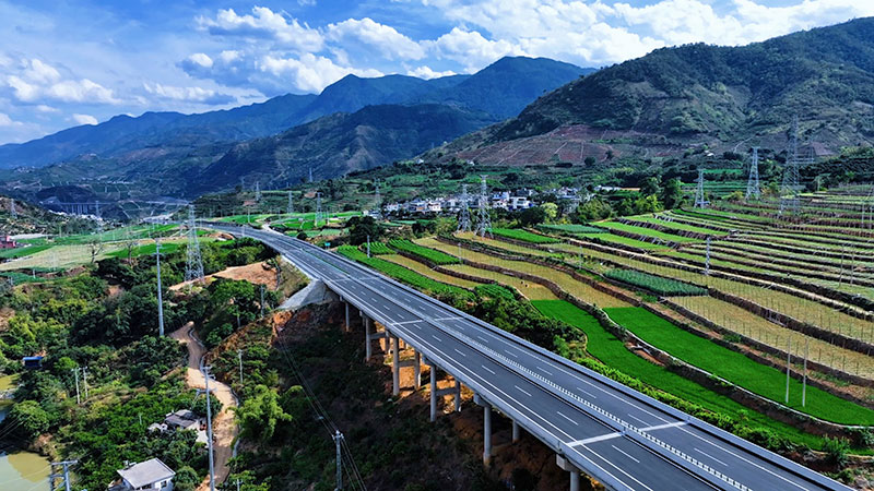 云南永金高速公路新平至元江段建成通车。中国进出口银行云南省分行供图