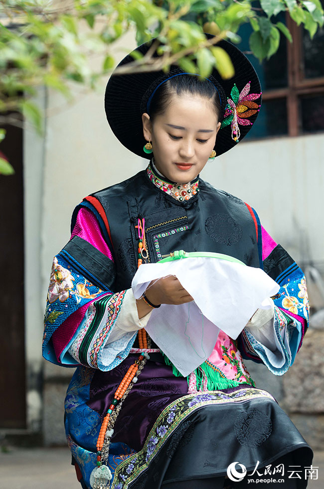 白族姑娘在家中练习刺绣。姜泽摄