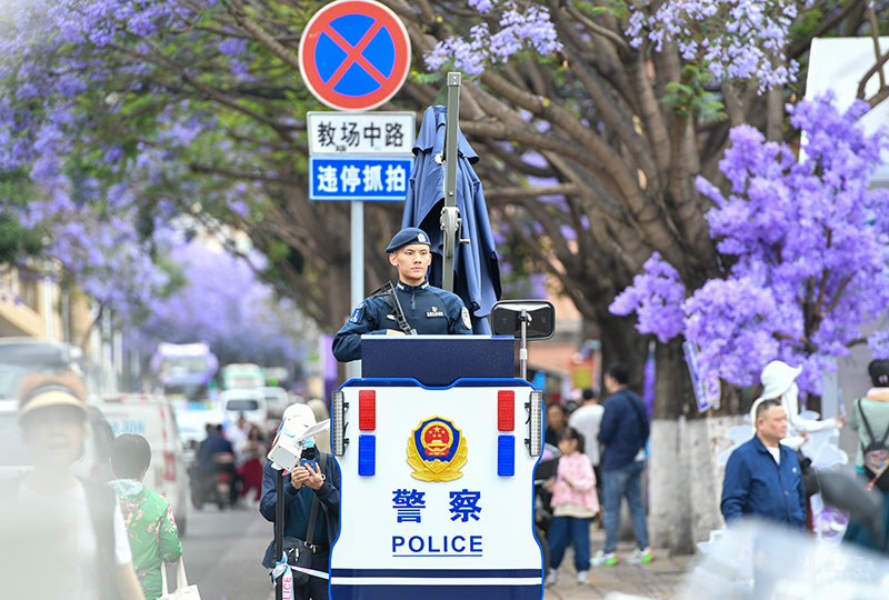 在教場路值守的民警。昆明市公安局供圖