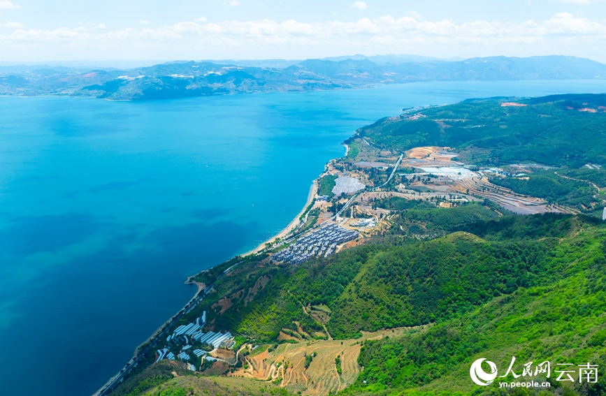 麒麟山的风掠过抚仙湖面，展开一幅灵动的山水画卷。谢罗凯摄