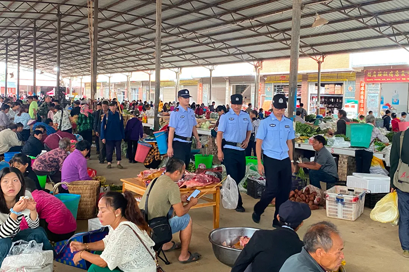 民警巡逻农贸市场。