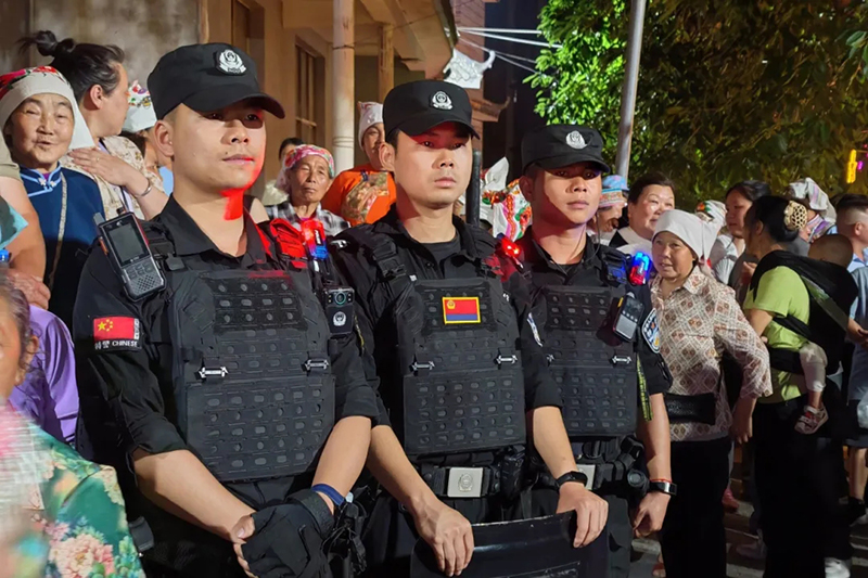 民警在活动现场执勤。