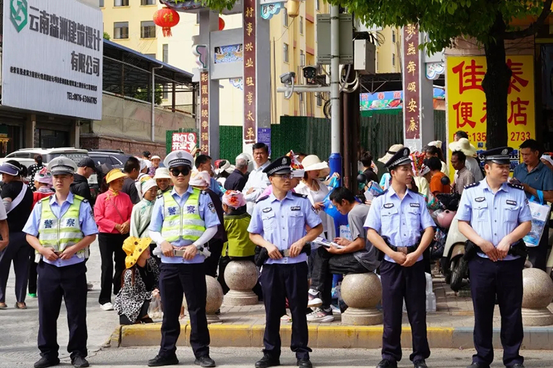 民警在活动现场执勤。