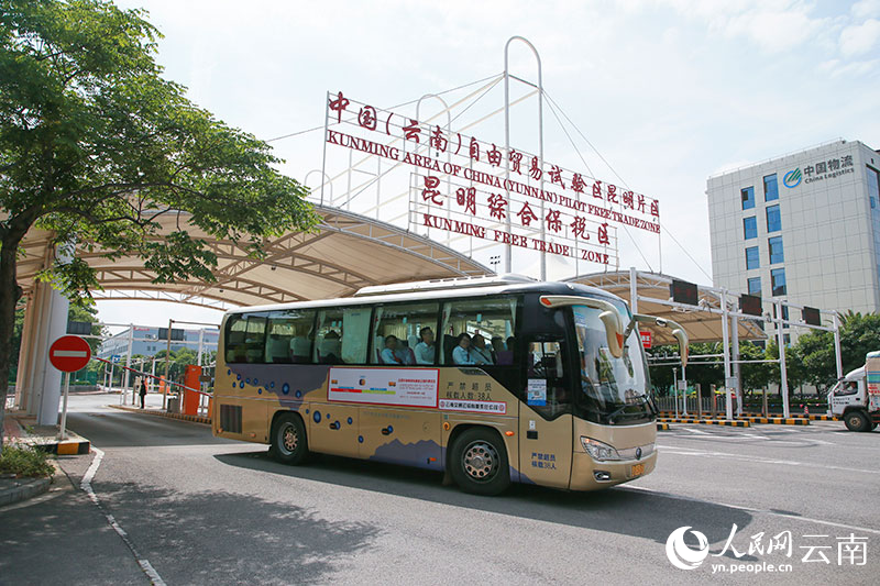 國際道路運輸客車駛出昆明綜合保稅區。李雙平攝