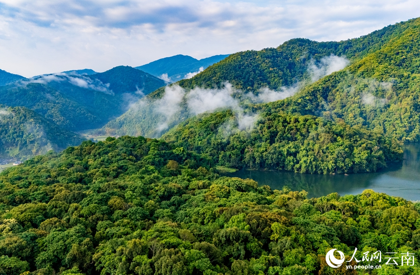 西盟佤族自治县县城旁的勐梭龙潭和连绵群山。人民网记者 虎遵会摄