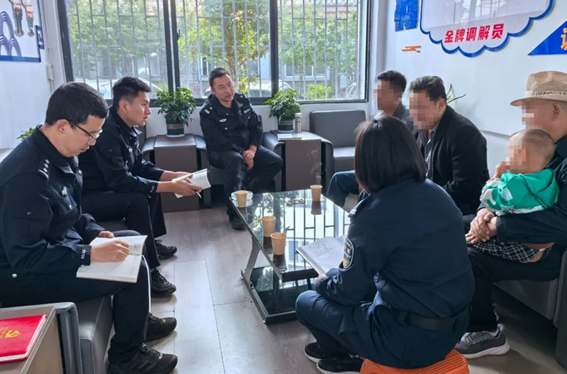网格员对辖区内有吸毒史的重点人员开展矛盾纠纷排查化解工作。