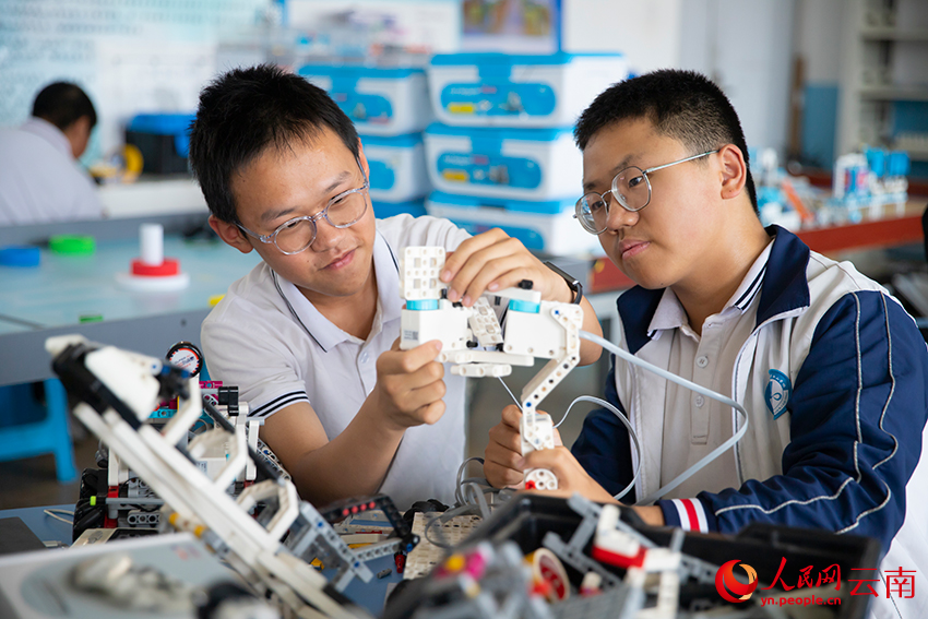 昆明市第一中学西山学校八年级学生在组装机器臂。人民网记者 李发兴摄