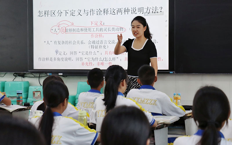 临沧市云县民族中学教室孔清秀教学现场。陈光胜摄
