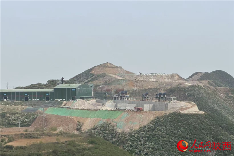 潤鑫新材料廠區內的一座山頭已被削平，隱約可見挖掘機作業（攝於4月23日）。