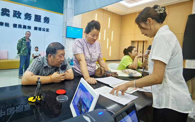图1：杨璐嘉为办事群众解读许可证办理政策_edit_145943835718354