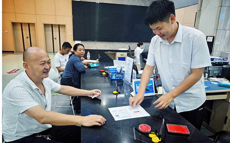 图3：杨博远向办事群众证照相关注意事项