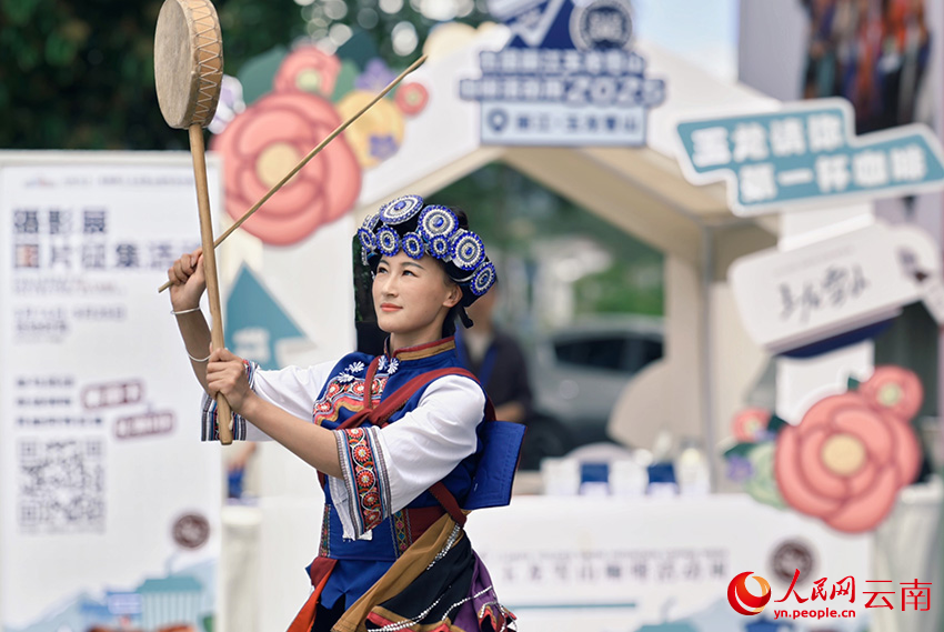 在首届丽江玉龙雪山咖啡活动周上，纳西族文化展示精彩纷呈。人民网 尹馨摄
