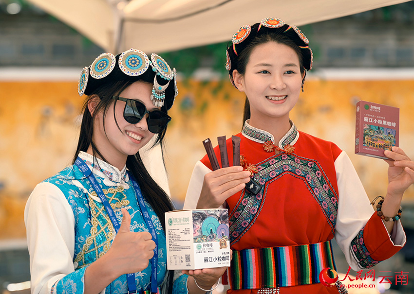 活动现场展示的云南各咖啡产地的特色产品。人民网 尹馨摄