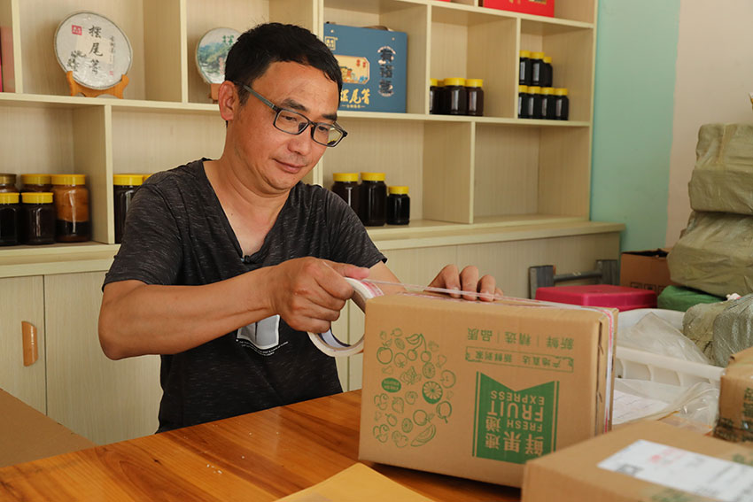 李红富在打包发货。杨廷荣摄
