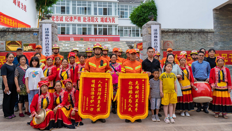 群众送锦旗。