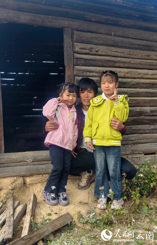 5楊燦彪和兩個女兒在曾經的學生村小木屋前合影。人民網記者 符皓攝
