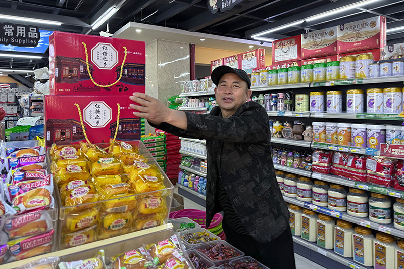 方冲贤在店里忙活。刘一菲摄